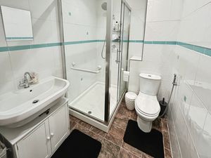 Shower room- click for photo gallery